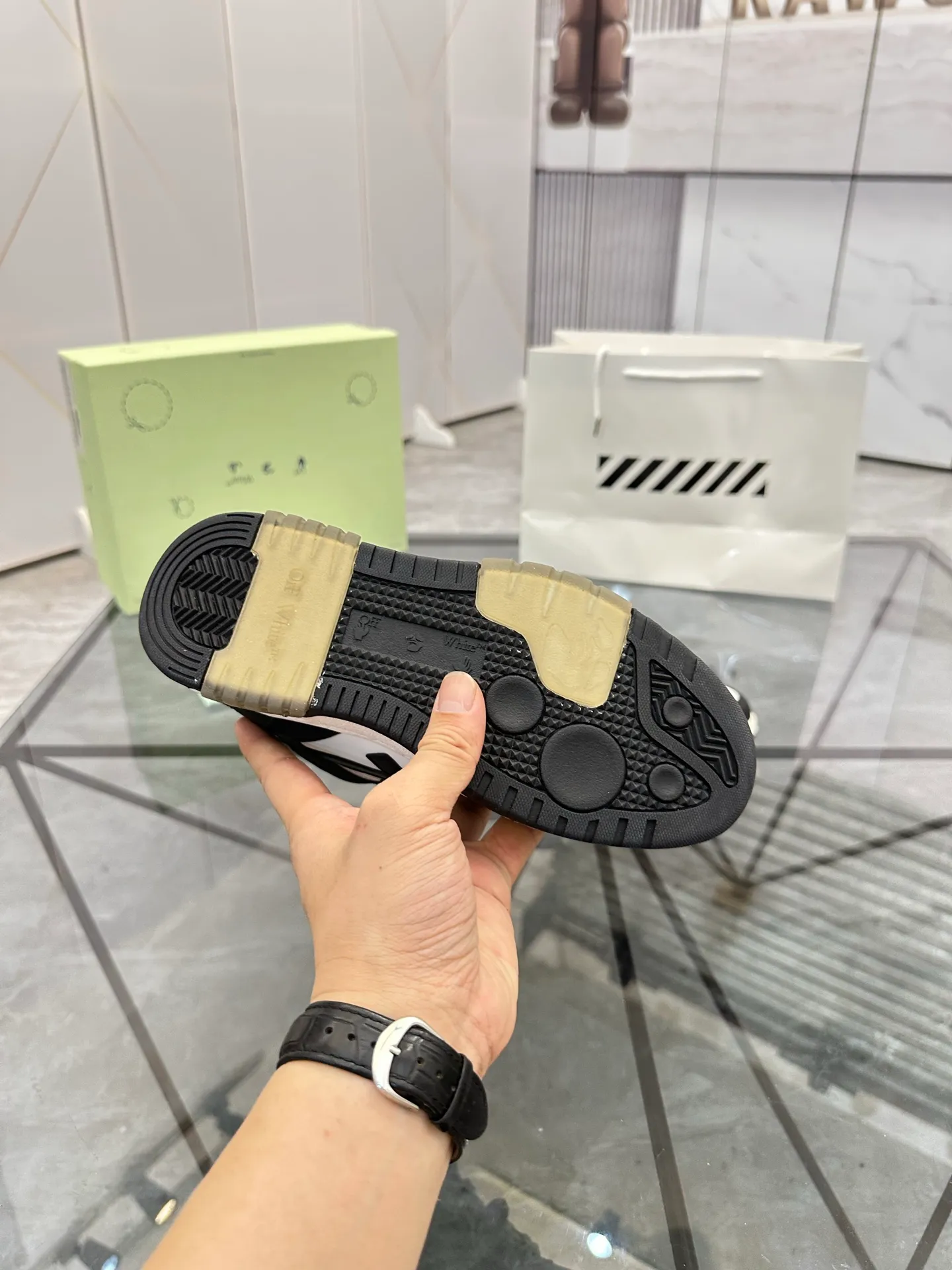 Selling men's shoes 💰: 💰P560¥ High-end top quality (leather buckle plus 10) Product trademark: OFF WHITE * "OFF WHITE*" low-top casual shoes Regular size: 35-45 (can be customized to 46) Couple style Product material: imported first-layer cowhide leather upper, breathable lining, original outsole. No.: H203